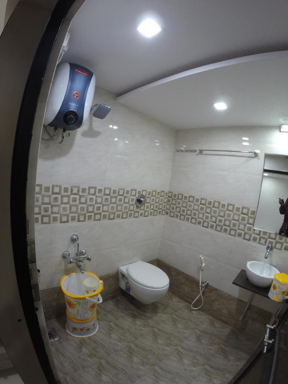 Hotel Ideal Vadodara Szoba fotó