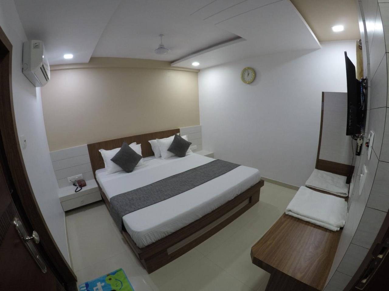 Hotel Ideal Vadodara Kültér fotó